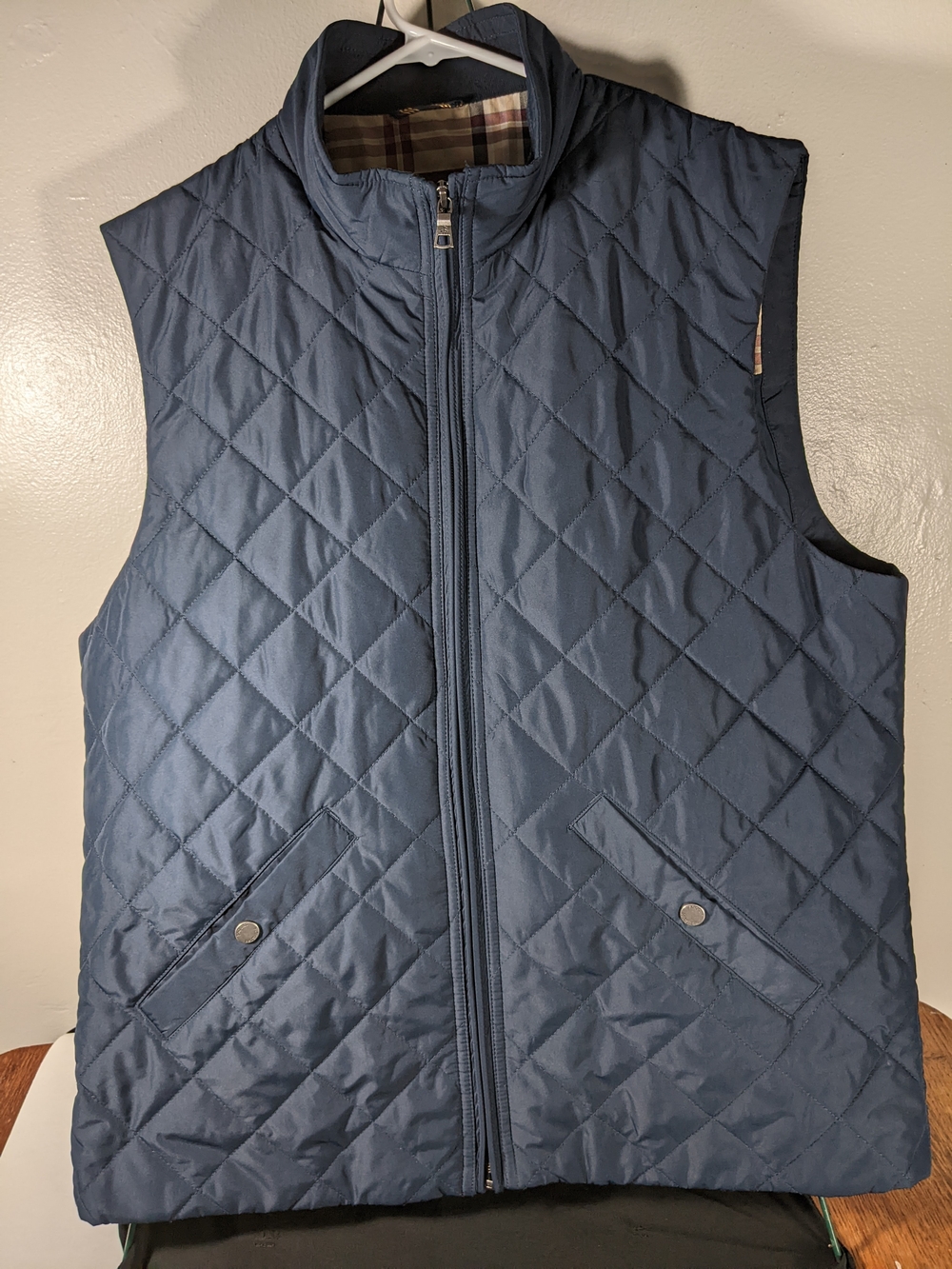 Brooks Brothers Quilted Sleeveless Vest in Navy Blue. Size Large.